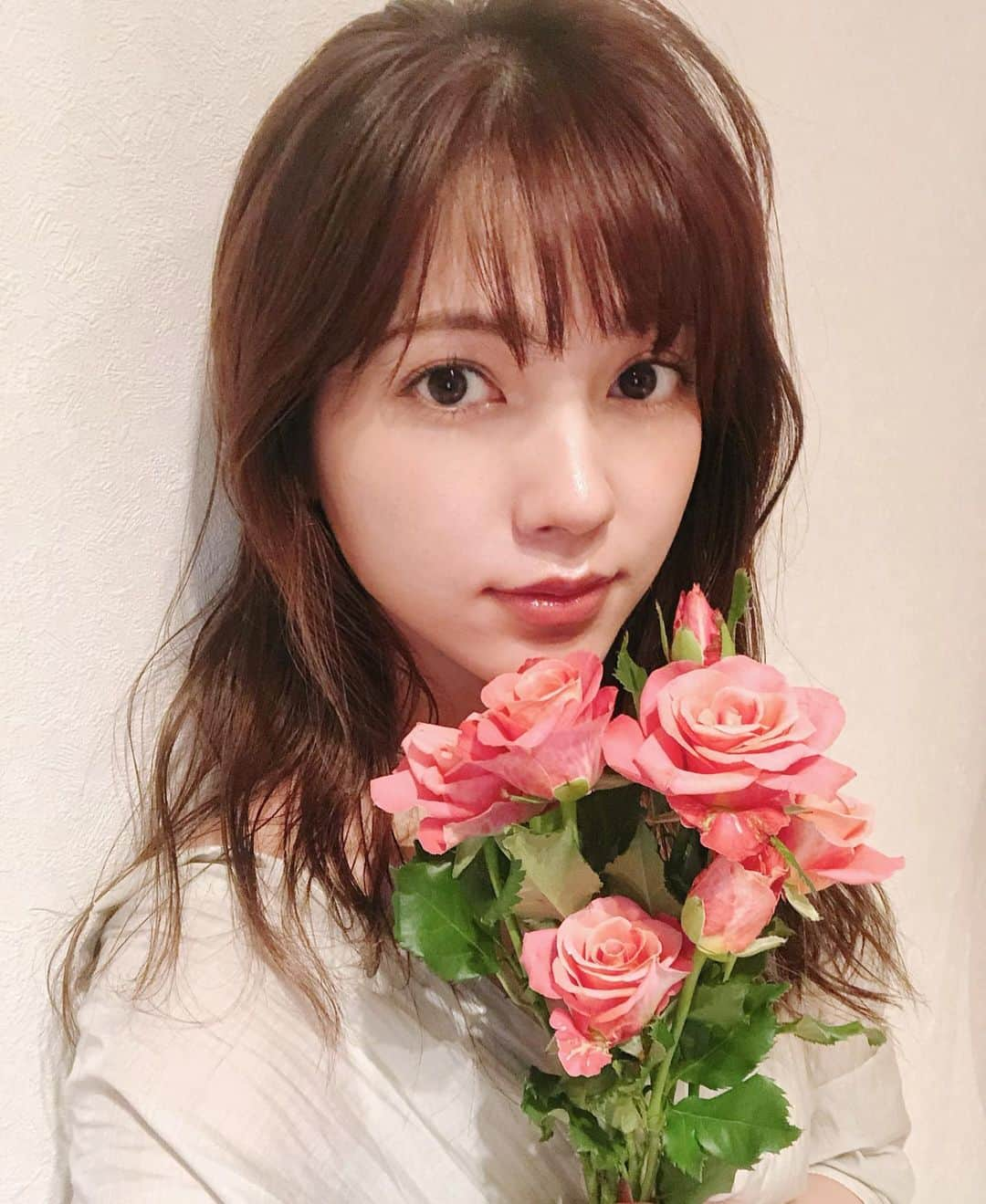 南里美希さんのインスタグラム写真 - (南里美希Instagram)「月に2回の #roseday🌹   お花を持って写真撮るの意外と難しいんだヨ〜〜 こちらのバラは寝室用に🌹  そうそう 最近はね、おしりを鍛えてるんです🍑 ふっふっ🍑 ぷるっぷるのまるまるを目指しています🍑  #おしりトレーニング #ぷるぷる #まるまる」9月9日 18時57分 - mikinanri_official