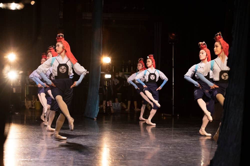 牧阿佐美バレヱ団さんのインスタグラム写真 - (牧阿佐美バレヱ団Instagram)「Behind the scenes Summer Ballet Concert 2020 8/11/2020  by Photographer Akihiko Yokoi @akihiko_yokoi  写真は「サマー・バレエコンサート 2020」 「角兵衛獅子」第2幕 音楽：山内正 振付：橘秋子  全写真はダンサーズブログに掲載しています。 （ @asamimakiballettokyo ）プロフィール欄にあるURLから、ダンサーズブログをご覧ください。 * * * * * #牧阿佐美バレヱ団 #牧阿佐美バレエ団 #AsamiMakiBallet #ballet #balletdancer #バレエ #クラシックバレエ #dancer #dancerphotography #dancephoto #balletphotography #instagramfordancers #balletlife #worldwideballet #文京シビックホール」9月9日 18時51分 - asamimakiballettokyo