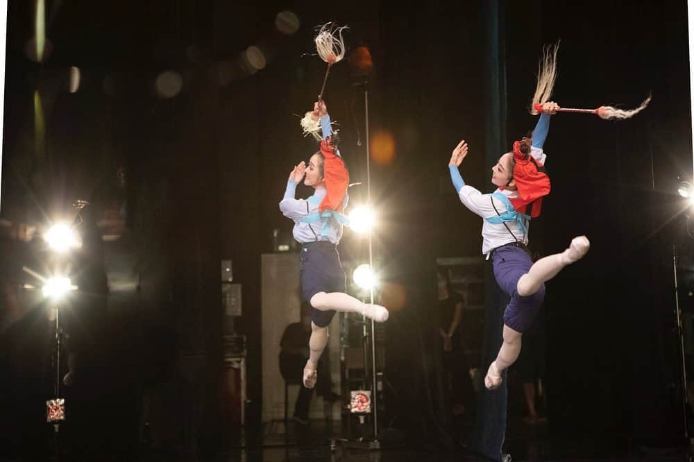 牧阿佐美バレヱ団さんのインスタグラム写真 - (牧阿佐美バレヱ団Instagram)「Behind the scenes Summer Ballet Concert 2020 8/11/2020  by Photographer Akihiko Yokoi @akihiko_yokoi  写真は「サマー・バレエコンサート 2020」 「角兵衛獅子」第2幕 音楽：山内正 振付：橘秋子  全写真はダンサーズブログに掲載しています。 （ @asamimakiballettokyo ）プロフィール欄にあるURLから、ダンサーズブログをご覧ください。 * * * * * #牧阿佐美バレヱ団 #牧阿佐美バレエ団 #AsamiMakiBallet #ballet #balletdancer #バレエ #クラシックバレエ #dancer #dancerphotography #dancephoto #balletphotography #instagramfordancers #balletlife #worldwideballet #文京シビックホール」9月9日 18時51分 - asamimakiballettokyo