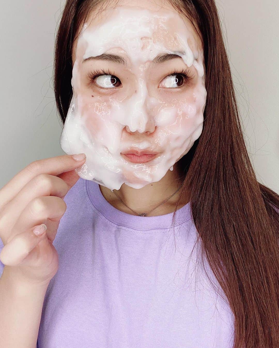 のインスタグラム：「スパチュラにとって混ぜて 暫くまつだけ✨ 洗い流し不要で、ペリペリ剥せるの😂 剥がす時の爽快感半端ないよw 顔に載せる時はスパチュラを寝かせる様にして 塗るといいよ🙋‍♀️. . . .  #エニシーグローパック #炭酸ガスパック #炭酸ガスパック集中ケア #自分磨き #肌磨き #肌質改善 . . . .」