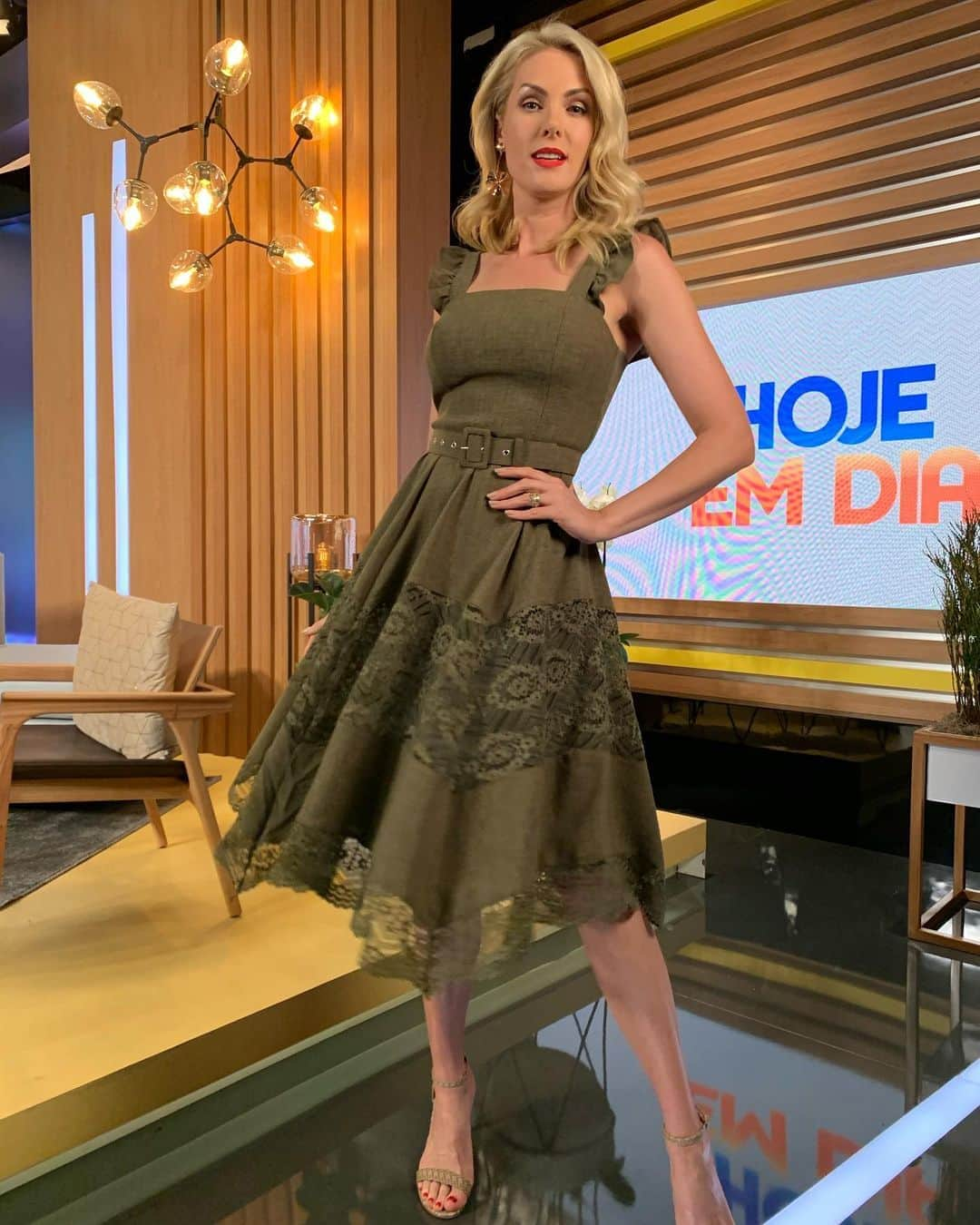 Ana Hickmannさんのインスタグラム写真 - (Ana HickmannInstagram)「Bom dia!!! Confie no que você veste! 🥰 Arraste para o lado e veja várias opções de looks. 😉 #lookah #look #moda #style #luziafazzolli #anahickmannshoesebags」9月9日 18時57分 - ahickmann