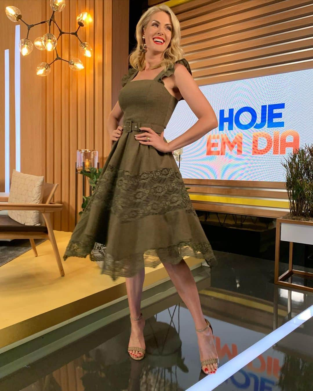 Ana Hickmannさんのインスタグラム写真 - (Ana HickmannInstagram)「Bom dia!!! Confie no que você veste! 🥰 Arraste para o lado e veja várias opções de looks. 😉 #lookah #look #moda #style #luziafazzolli #anahickmannshoesebags」9月9日 18時57分 - ahickmann