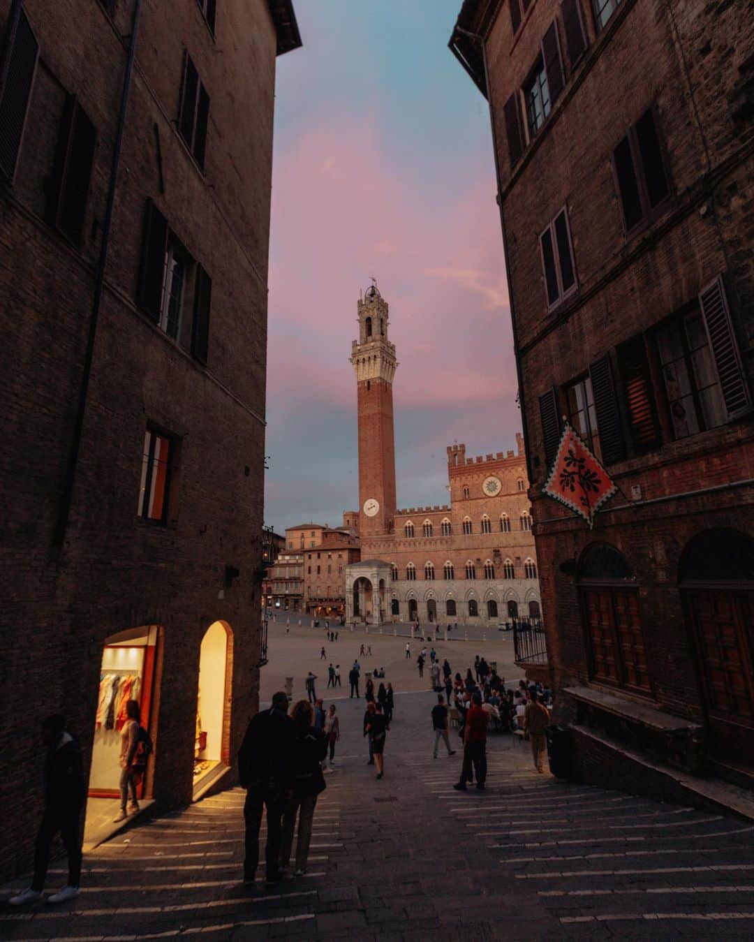 Putri Anindyaのインスタグラム：「Siena, Italy //   (READ and SAVE this if you ever want to visit Tuscany, Italy someday)   If someone ask me what is the top 3 most charming city or town I’d definitely put Siena on the list. This town wasn’t on my bucket list but it was on my boyfriend’s since long time.   Siena located just an hour driving from Florence. The atmosphere in this city is just so mythical and beautiful. In the picture you can see the heart of Siena ; Piazza del Campo with Torre del Mangia that was built in 13th century. In this Piazza, there’s an event called Il Palio, a horse race that added from 16th century. This town is just so rich with history and arts ✨  Well, I suggest you to rent a car from Florence and drive all the way here to spend a night. It’s a very nice road trip if you want to explore Tuscany. Especially in the spring cause it wasn’t too hot. The weather was so perfect.   If you get a hotel here, you can explore Siena by the evening and drink spritz in Sao Paolo Pub while enjoying this amazing sight. In the morning, you can explore Siena before the tourists come around 9-10am. You can also go up to some towers here so you can enjoy the town from up high with a different perspective (i didn’t go cause me and @capra311 are very lazy traveler. We don’t do long stairs lol). This city is very popular among Europeans.   Note : You can’t park your car inside Siena but there are some parking area just outside the gate of this city. So you need to bring just little stuffs and walk to your hotel. If you get caught driving your car here the police will fine you cause it’s only for locals who can drive and park their cars inside.   Hope this info will be helpful someday. I think Tuscany is best to explore for minimum a week! There are so many beautiful places around center of Tuscany.」