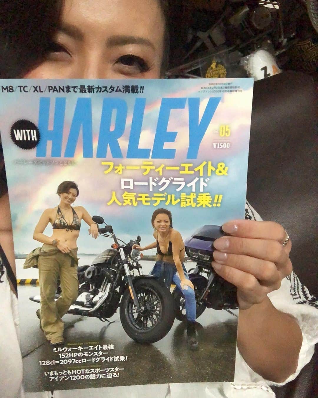 真矢のインスタグラム：「・ ・ WITH HARLEY本日発売🎉  大きい書店を2軒も回ったのに売り切ればっかで、やっと3軒目で見つけた😵  Amazonとかだと確実にGETできるんやけど、発売日にちゃんと届かないのが嫌なのよね〜😩  今からGETするよ〜って方は、Amazonとかの方が確実だからオススメかも。  ほんでもって今日は美容院に行ってきた💇‍♀️  伸びた分のトリミングと、月末のおカタイ仕事の為に、ちょっとトーンを落としたぐらいで変わりばえなし🤪  汗疹対策でもうしばらくデコ出しです〜😅  ✴︎ ✴︎ #withharley #harleydavidson #magazine #harleydavidsonmagazine #motorcycle #nowonsale #model #maya #真矢 @smile_mayaya #chifuahamasaki #濱崎千羽 @chifuasama #erikakodama #小玉絵里加 @erika_kodama #director #takaoaoki #青木タカオ @aokitakao20041214 #photographer #takaoisobe #磯部孝夫 @ytdiso641907ttrace」