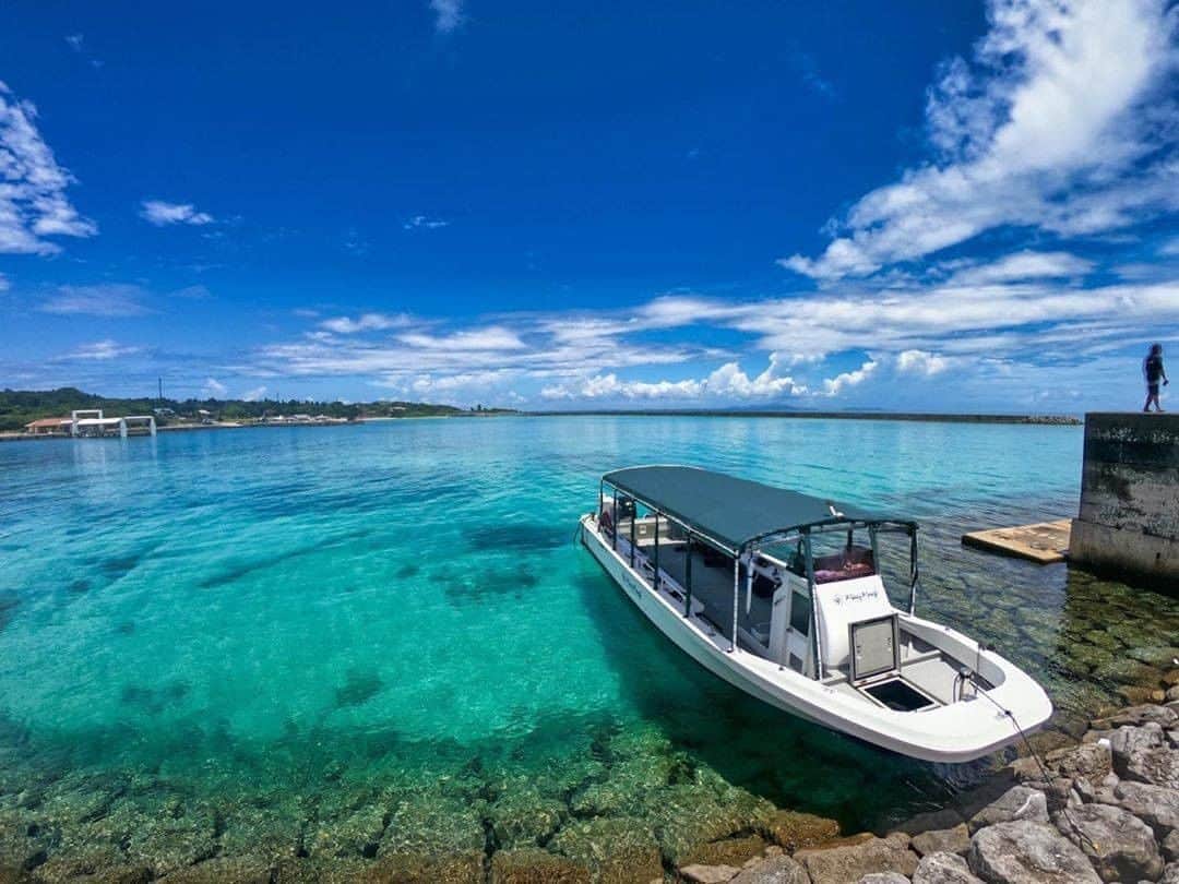 Be.okinawaのインスタグラム：「Hatoma Island, surrounded by azure water, certainly attracts anyone who visits here with its brilliant ocean often referred to as #Hatoma-blue.  After you sway rhythmically on a 45-minute ferry ride from Ishigaki Island, leisurely island time awaits you. Doesn’t that sound a little luxurious?  📍: Hatoma Island 📷: @hiroshi_0515 Thank you for your lovely picture!  We look forward to welcoming you when things settle down. Stay safe! #okinawaathome #staysafe  Tag your own photos from your past memories in Okinawa with #visitokinawa / #beokinawa to give us permission to repost!  #hatomaisland #yaeyamaislands #鳩間島  #하토마섬 #야에야마제도 #八重山諸島 #hatomablue #remoteisland #japan #travelgram #instatravel #okinawa #doyoutravel #japan_of_insta #passportready #japantrip #traveldestination #okinawajapan #okinawatrip #沖縄 #沖繩 #오키나와 #여행 #打卡 #여행스타그램」