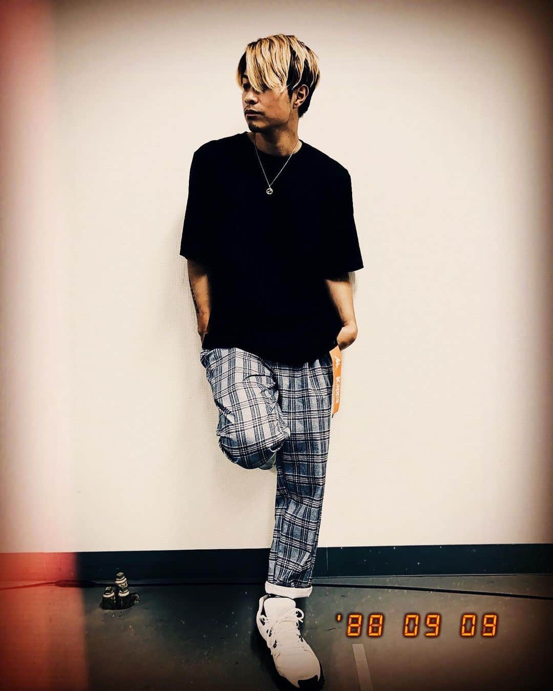 のインスタグラム：「最近髪おとなしめっす。  ※いいねしてちょ👍  #タトゥー男子 #タトゥー #ノリドリ #金髪 #ツートンカラー #ツーブロック#y3 #yojiyamamoto #黒tシャツ #黒シャツ #y3スニーカー #スニーカー #シンプルコーデ #夏ファッション #インスタ映え #インスタ加工 #instagood #instalike #instapic #イケメン #エモい #おしゃれさんと繋がりたい #おしゃれ #髭 #オシャレ男子 #古着コーデ #アーティスト #歌手 #モノクロ #白黒コーデ」