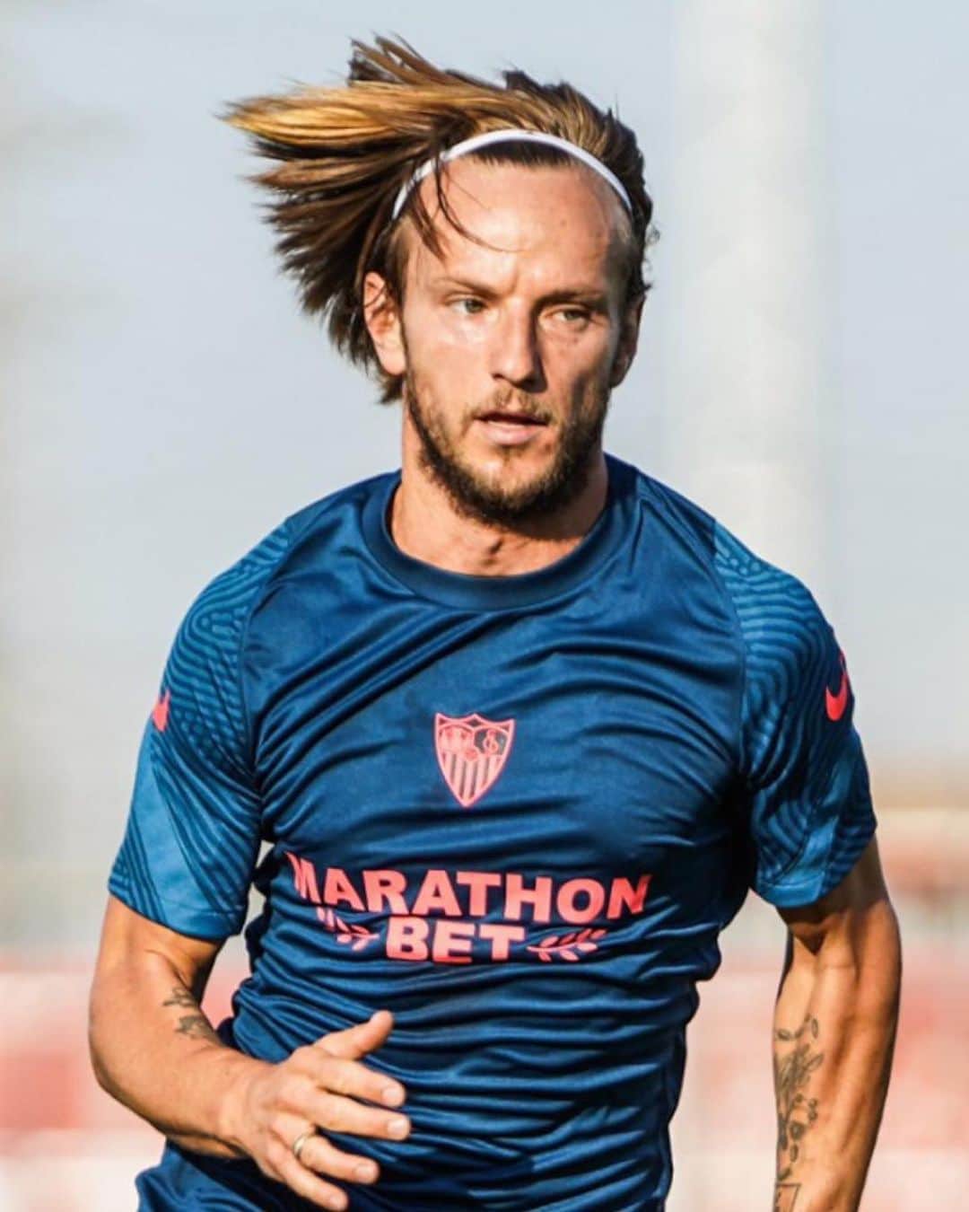 イヴァン・ラキティッチのインスタグラム：「Working hard... with a new haircut 💪🏽⚽️😜#ivanrakitic #vamosmisevilla」