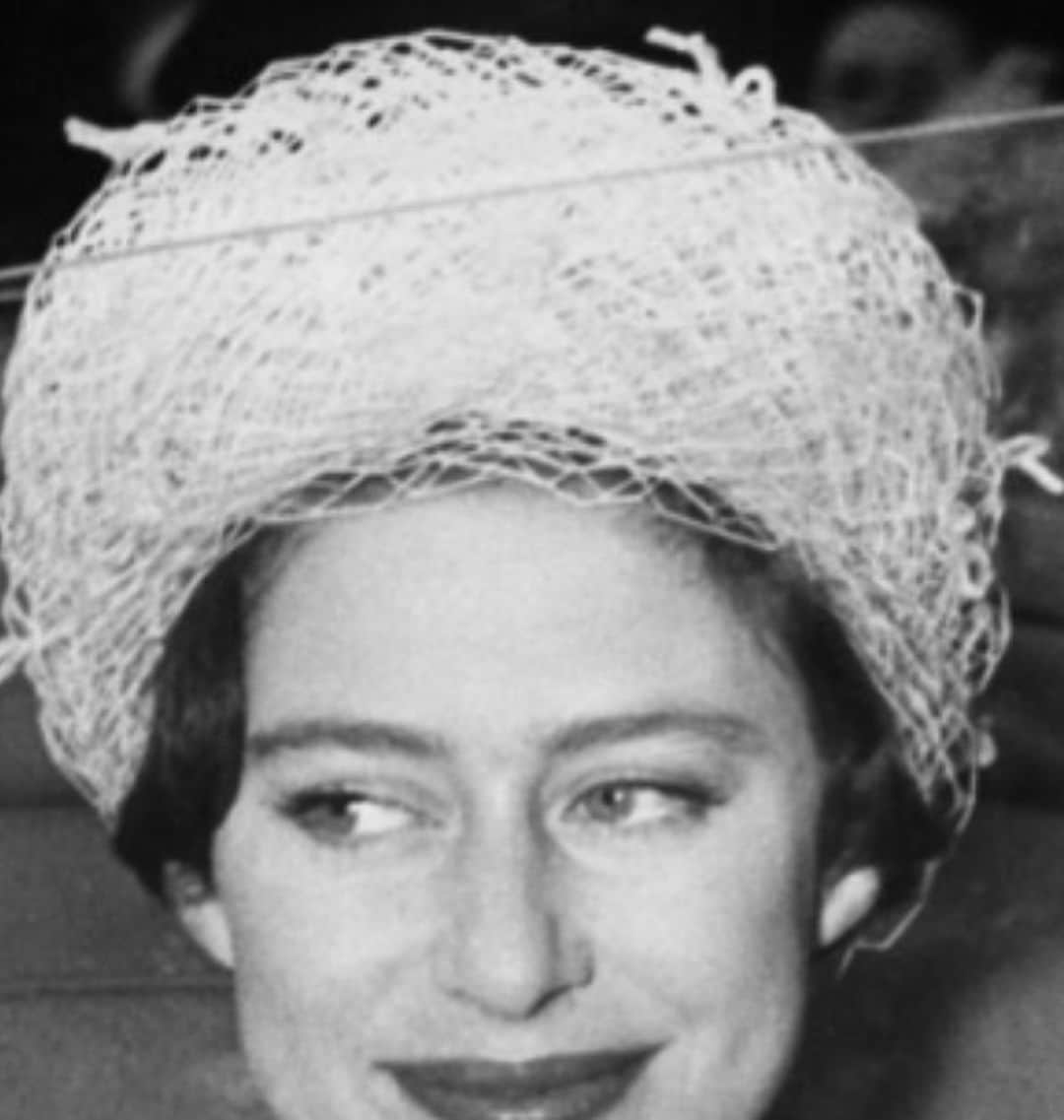 バーンストックスピアーズさんのインスタグラム写真 - (バーンストックスピアーズInstagram)「The inspiration behind this ribbon beret is Princess Margaret’s fabulous hat from 1950 (picture 2). Picture 1 is Princess Georgie looking regal and gorgeous. ... We make all our hats in our East London studio. Don’t forget the SEPTEMBER offer code. Click on the link in the bio to view the website. @georgie_whitney」9月9日 19時07分 - bernstockspeirs