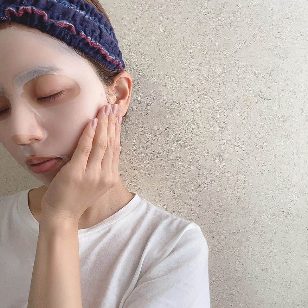 筒井愛実さんのインスタグラム写真 - (筒井愛実Instagram)「． 肌の油分バランスや乾燥の具合は季節によって変わるので、季節の変わり目はスキンケアの変わり目でもあります💆‍♀️ @fujimi_official パーソナライズマスクは肌診断に基づいて今の肌状態に合うマスクを作れるので、今回の私のマスクは蒸し暑い日と少し涼しい日が交互にやってくる秋仕様の〈潤いたっぷり＋控えめな保湿〉という感じのマスクが完成しました🧺🍂 ． マスクをつけた翌朝は自分の肌なの？と思ってしまうほどフワッと柔らかい肌になっていて改めてマスクの凄さを体感しました🤲✨ ． #fujimi #FUJIMI #FUJIMIフェイスマスク #カスタマイズフェイスマスク #すっぴん美人 #美容垢 #美肌診断 #美容 #オーダーメイドマスク #美容好き #PR」9月9日 19時04分 - manamin_158cm