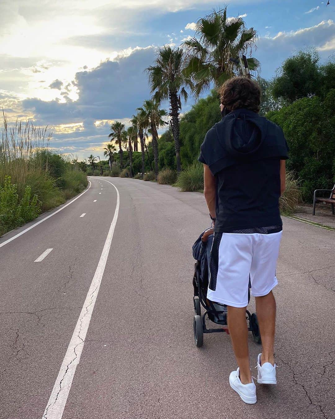 カレン・ハチャノフのインスタグラム：「Few days with Family before travelling to Rome❤️🇮🇹」