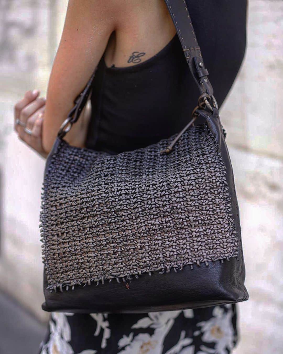 エンリーベグリンのインスタグラム：「Handbag speak louder than words... #handmade#luxury#bag #henrybeguelin#divaL#woven#leather#black#」