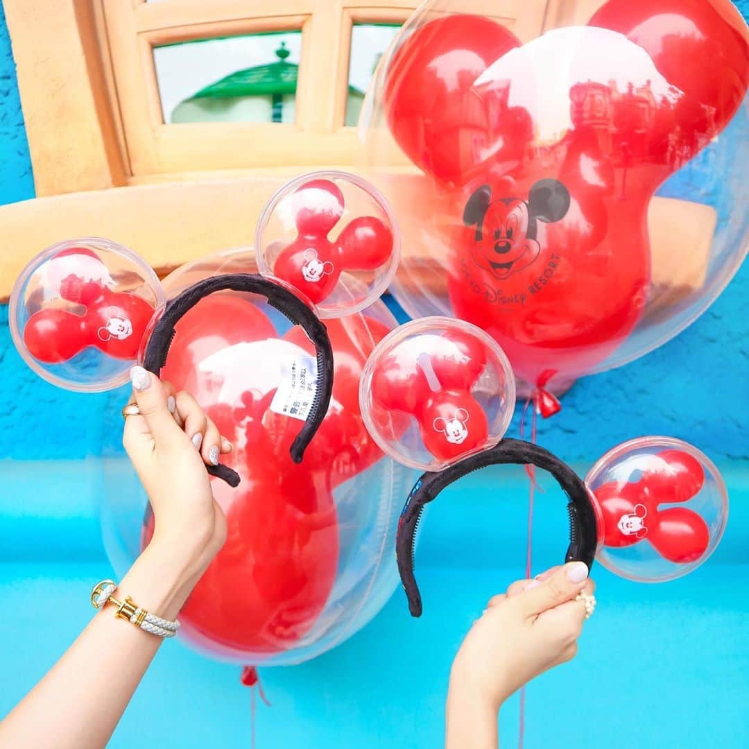 Kanaのインスタグラム：「ㅤ ㅤ めっちゃくちゃ可愛い ミッキーバルーンカチューシャ🐭🎈❤️ ㅤ アメリカで売ってるやつ🗽🇺🇸 ㅤㅤ ㅤㅤ 前の投稿でも載せたけど 赤いバルーンの部分が光るんだよ🙌🏻🌟 ㅤ ㅤㅤㅤ ㅤ この透明の部分固くて 落としたら絶対割れるだろうから ( しかも結構重い🥺⚠︎ ) 付けてた時かなり慎重に動いてた😂🙌🏻笑 ㅤ ㅤ ㅤ ㅤ ㅤ ㅤㅤ ㅤㅤ #aya_kana ㅤㅤㅤ #kana_disney ㅤㅤ ㅤㅤ #東京ディズニーリゾート #東京ディズニーランド #ディズニーランド #トゥーンタウン #ミッキーバルーン #ディズニーカチューシャ #フロリダディズニーワールド #カリフォルニアディズニー #tokyodisneyresort #tdr #tokyodisneyland #tdl #toontown #mickeyballoons #wdw」