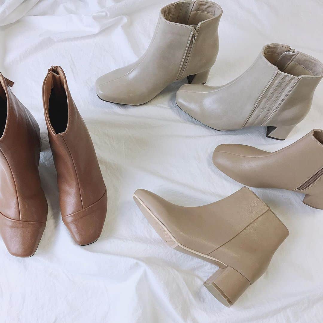 AmiAmi（アミアミ）Shoes Shopのインスタグラム：「. . BEIGEやIVORY、CAMELなど 淡いカラーのブーツが今季は 人気となってます🍂🧡" . . BLACKはもちろん定番なので 1足は持っておきたいところ…♡ . . スーパーSALE終了まであと2日！ ぜひお得にお買い物してくださいね ୨୧┈┈┈┈┈┈┈┈┈┈┈┈୨୧ . . @amiami_shoes #アミアミ#アミアミシューズ #amiami_shoes#amiami  #ブーツ#ショートブーツ #ラテカラー#ローヒールブーツ」