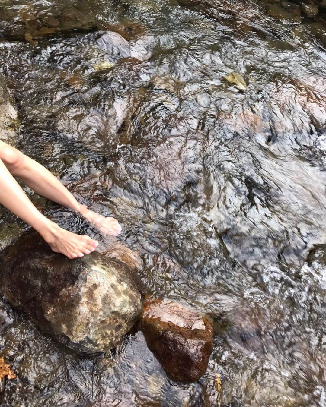 熊切あさ美さんのインスタグラム写真 - (熊切あさ美Instagram)「水が綺麗☺️ でも氷水みたいに冷たかったよ そして帰宅😌 今日も先週に続き #ビニールハウス　23時半から観てね☺️ #bsフジ  #熊切あさ美  #夏の終わり　#川　#japan」9月9日 19時16分 - asami_kumakiri