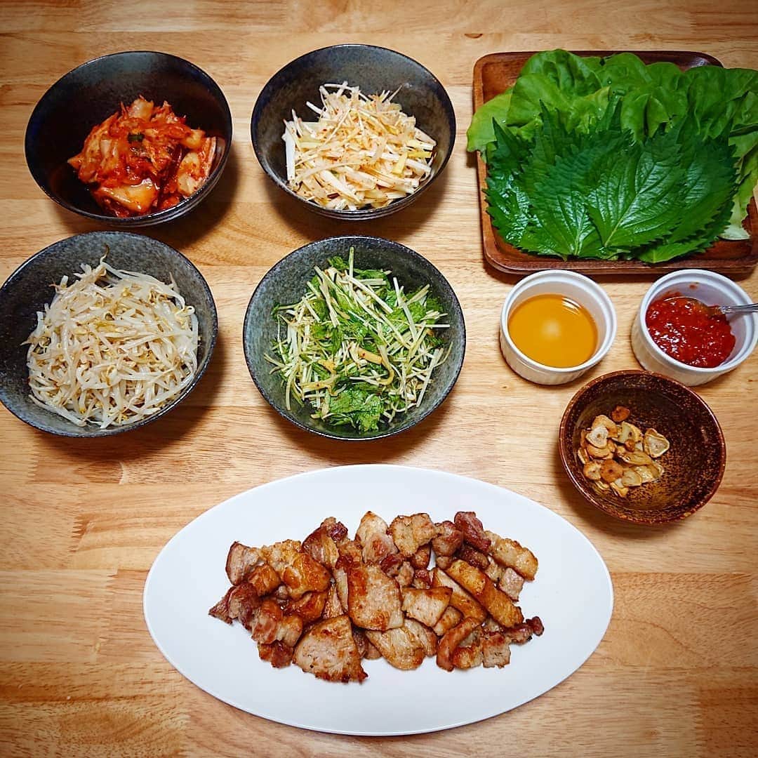 秦まりなさんのインスタグラム写真 - (秦まりなInstagram)「最近韓国料理にハマっています！ というのが、BSSの番組でもお馴染み✨大好きな先輩・杉原美香さんのお宅に先日お呼ばれしたのですが、その際いただいたサムギョプサル・チヂミがとにかく絶品で！✨✨ お店かと思うくらいでした！😍 美香さんに韓国の辛いお味噌など食材を沢山頂いたので、早速おうちでもサムギョプサルを作ってみました！ 家でもこんな本格的な味が楽しめるなんて感激！ 教えてくださった美香さんに感謝です😋 家族にも好評だったので、また頻繁に作ろうと思います！ . . . #サムギョプサル #サムギョプサルパーティー #おうちサムギョプサル #韓国料理 #おうちごはん #おうちごはん記録 #夜ごはん #夜ごはん記録 #料理記録 #まりな飯」9月9日 19時21分 - marina.hata
