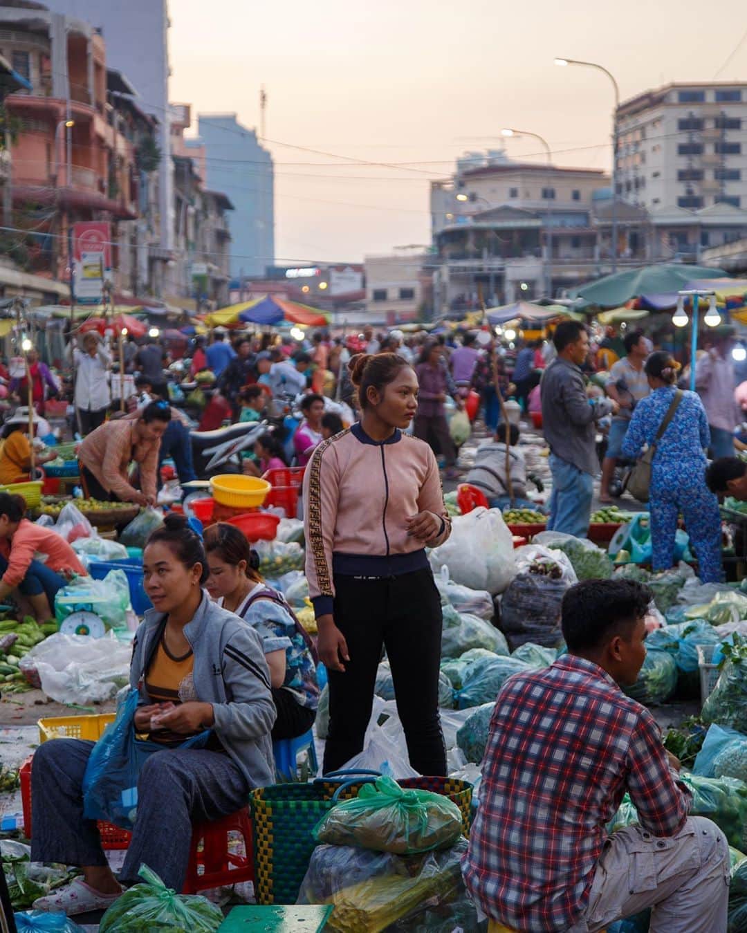 Shunsuke Miyatakeのインスタグラム：「Lively Market at 0530am, Phnom Penh」