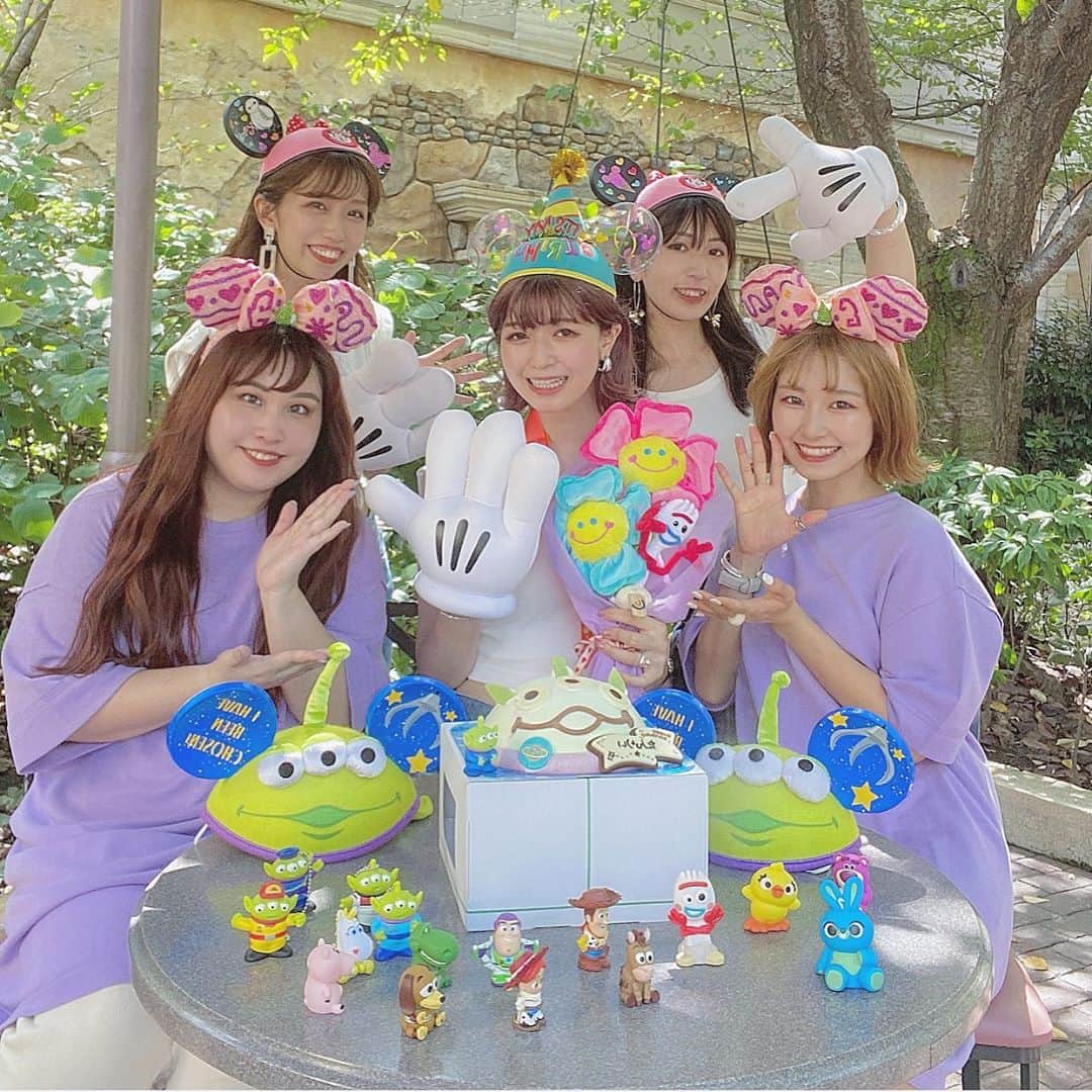 のインスタグラム：「. . birthday bisney 〜 🐭💞💭 . . かっち( @kci.bymx )がサプライズを たくさん用意してくれた〜〜🎂♡ . 2人でディズニーの予定でお揃いコーデ を数年ぶりにやろうってなって🤣💞 朝早く起きてディズニー行ったのね！！ . 途中お手洗いから出てきたタイミングで はるさん( @haruccho25 )がサプライズ登場🥺💕 しかも！お揃いコーデだし🤣💞💞💞 想像してなさすぎて嬉しかった😭😭😭😭✨ . . サプライズこれだけじゃなかった…🥺 ご飯食べた後に「ちょっといきたいとこがあるから」と ディズニーシー外にでて「目隠しして」と 歩いて行った先にあやかちゃんとやぎちゃんが いてテーブル上には大好きなトイストーリーの ケーキと可愛い飾り付けが😭💞💞💞💞💞 . . 何事かと思ったよーー😭😭💕💕💕💕💕 . みんな来てくれたことが嬉しすぎるし わざわざケーキを取りに行ってくれたり プレゼントや飾り付け用意してくれたり 感謝すぎる！ありがとーー！💞 本当に幸せハッピー野郎だったよ😭💞💞💞 . . @kci.bymx @haruccho25 @a_yaka77 @yagichan0819 本当に最高の誕生日に してくれてありがとおおお😭💞💕 . . #mybirthday #28th #tokyodisneysea #disneysea #disney #birthdaydisney #cake」