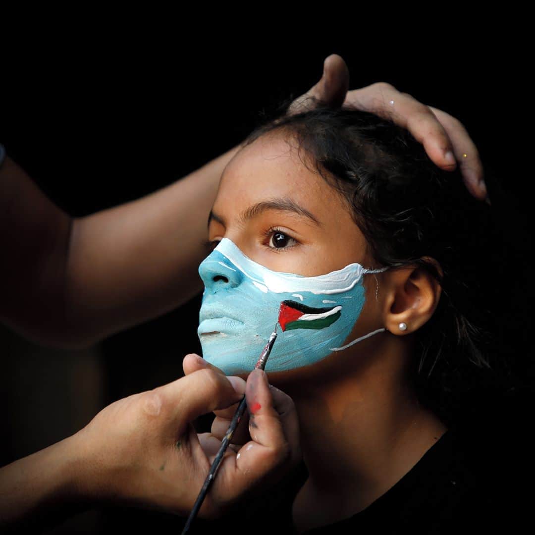 のインスタグラム：「AFP Photo 📷 @mohmdbaba - A Palestinian artist draws a face mask on a child to create awareness about ways to prevent the spread of the Covid-19 coronavirus, in Gaza City on September 8, 2020.」