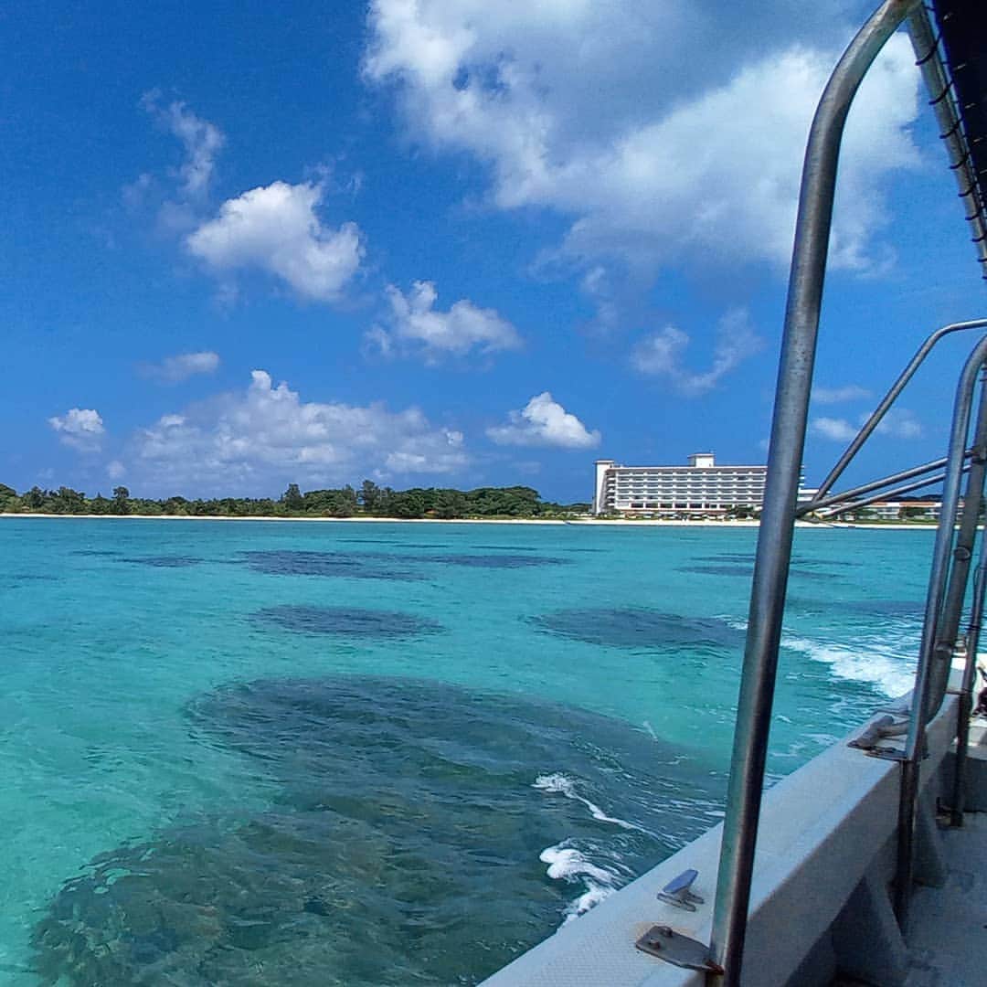 のインスタグラム：「シュノーケリングツアー🐟 @ishigaki.seasidehotel.marine  シーサイドホテルのマリンツアーはホテル目の前から出発🛥️ 「よーそろー❗」  #沖縄 　#八重山 　#石垣島 　#底地ビーチ 　#石垣シーサイドホテル　#シュノーケリング 　#okinawa   #yaeyama  #ishigakiisland  #ishigakiseasidehotel」