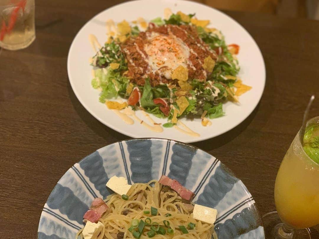 桑名利瑠のインスタグラム：「. . . この間 @satori_haneda とご飯へ！ 何年振り？🤔 お互いショートボブになっての再会、笑 懐かしい話いっぱいしたよ . . . #dinner #東京 #東京カフェ #渋谷 #kawaracafe #おすすめ #instagood #instalike #instapic #instafood #パスタ #タコライス #柚子 #selfie #ポートレート #l4l #followforfollowback #followｍe #outfit #food #밥 #아이돌 #아티스트 #오샤레」