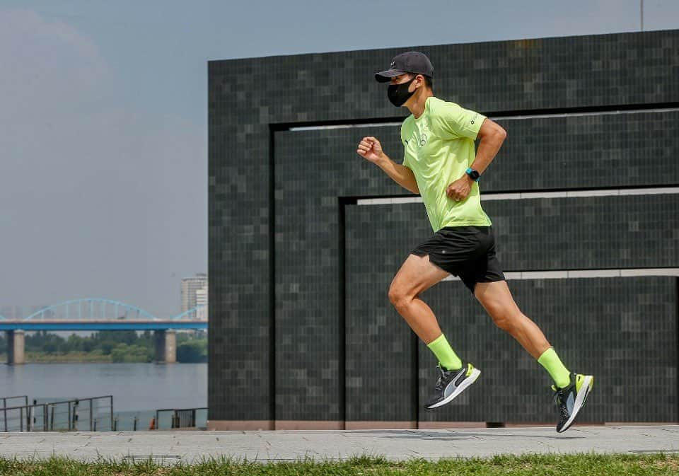 ジヌションさんのインスタグラム写真 - (ジヌションInstagram)「🏃‍♂️ 제6회 GIVE `N RACE VIRTUAL RUN BUSAN, 올 여름, 함께 따뜻한 마음을 나누며 달렸던 세상에서 가장 아름다운 달리기, 메르세데스-벤츠 기브앤 레이스가 10월, 또 한번, 비대면 기부 레이스로 진행이 된다고 합니다! 신청 기간 : 9/9 (수) ~ 10/5 (월) 행사 일정 : 10/17 (토) ~ 10/18 (일), 48시간 GPS 앱 STRAVA 앱을 활용하여 행사 기간 내에 원하는 시간과 장소에서 달리면 참가자들간의 기록도 비교해서 볼 수 있고 다양한 혜택이 주어진다고 합니다. 참가 접수는 기브앤 레이스 홈페이지  www.givenrace.com 통해서 할수 있습니다.  참가비 전액 모두 #아이들과미래재단 을 통해 부산 지역 아동과 청소년을 위한 기금으로 전달된다고 하니, 모두 함께해요~! *참가 접수 이벤트를 통해 다양한 경품도 받을 수 있다고 합니다.  차 없는 광안대교를 가슴이 터지도록 달렸던게 기억 나네요. 내년에는 GIVE N RACE BUSAN 에서 광안대교를 달릴수 있겠죠?  #세상에서가장아름다운달리기 #기브앤레이스 #GIVENRACE #VirtualRunBusan」9月9日 19時31分 - jinusean3000