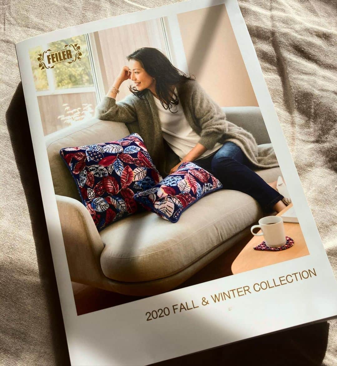 のインスタグラム：「ドイツの老舗織物ブランドFEILER 2020FALL&WINTER COLLECTION🇩🇪  夏になると全身から本気の滝汗を流す私は、吸水性抜群のフェイラーのハンカチにいつも助けられています。そしてとにかく上質で丈夫。お仕事させていただきとても幸せです🍀  #FEILER #フェイラー」