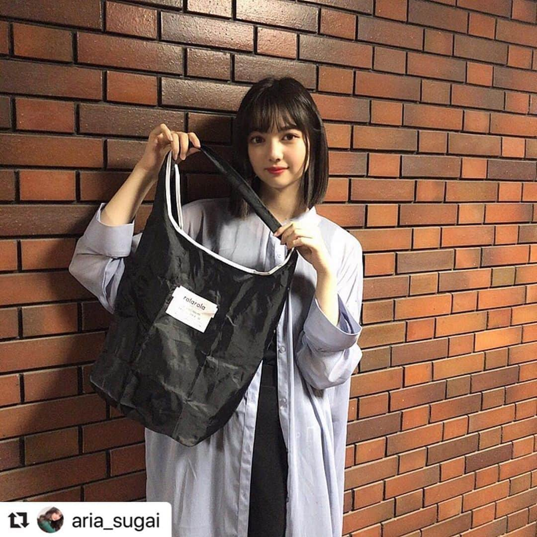 Popteenさんのインスタグラム写真 - (PopteenInstagram)「ありぽんが10月号の付録を紹介♡ 雨の日でも使いやすい素材で、折りたたみだから持ち運びにも便利なバッグだよ😘🧡  #Repost @aria_sugai with @make_repost ・・・ Popteen10月号の付録💗 rolarola折りたたみスポーツトートバッグ  アリアは雨☔の日に使ったよ！ 軽くて便利だからうれしい♡ どんなコーデにも合うデザインだね✨✨ #popteen  #popteen付録  #popteen10月号  #rolarola  #ありぽん #ありのす  #ありぽんふぁっしょん  #レギュモ5期生  @popteen_official」9月9日 19時32分 - popteen_official