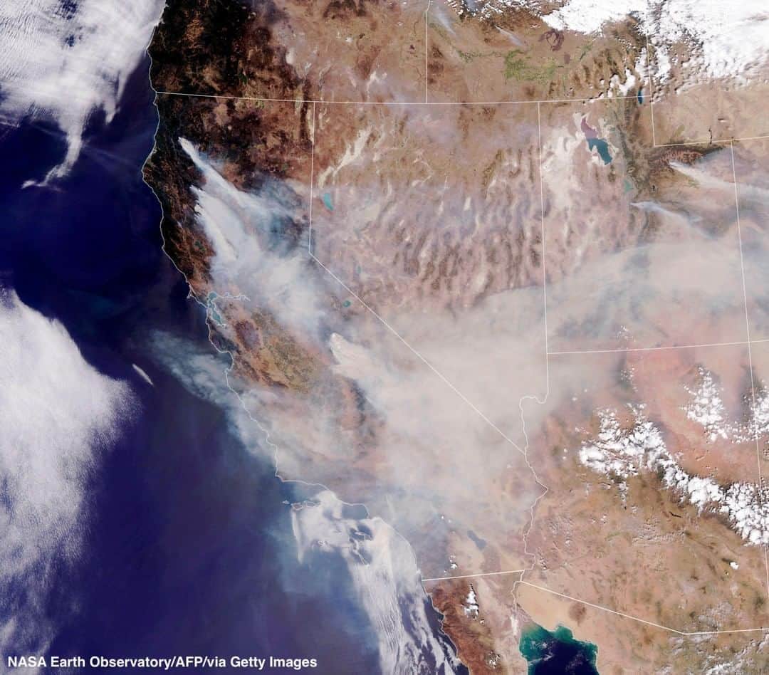 ABC Newsさんのインスタグラム写真 - (ABC NewsInstagram)「Satellite imagery shows smoke from multiple wildfires spreading across the western U.S.   Oregon fires, including the Beachie Creek, Lionshead, Holiday Farm and Alameda fires, have forced thousands to evacuate, while in California more than 14,000 firefighters are currently battling the blazes across millions of acres. #california #oregon #wildfires #fires #creekfire」9月10日 0時58分 - abcnews