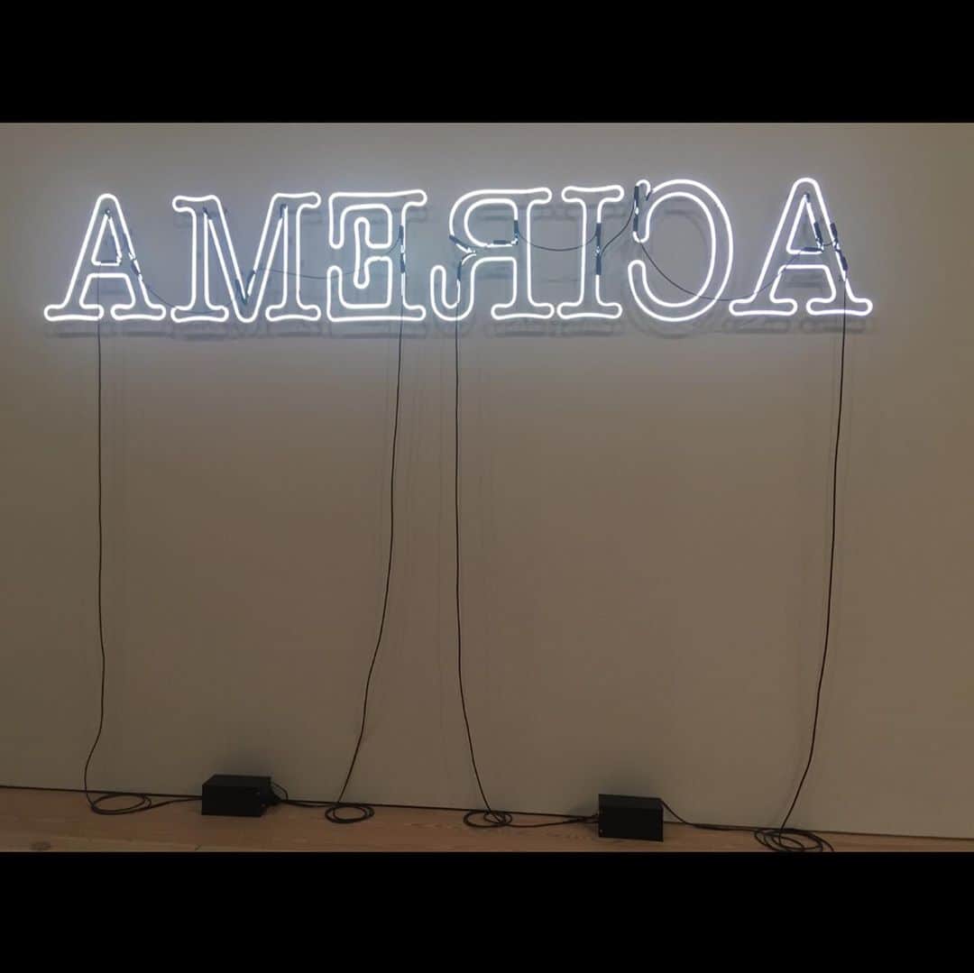 朋未のインスタグラム：「Whitney Museum of American Art  チェルシーのミートパッキングディストリクトにある美術館。  この頃(5年前)はアパレルモデルの仕事をしていて、「ダサいダサい」言われてた頃で(お洋服はとってもかわいいのにコーディネートを考えるのが苦手だった) センスを磨こうと思って ニューヨーク中の美術館や博物館を巡りました。 (NYの9月が猛暑だったのもある)  広すぎる美術館、一度入ったらエアコンが効きすぎていて凍え死ぬんじゃないかとふらふらになりながら思ったのは、センスなんて自分で決めればいい、自由だということ。 「素敵」と感じることは人それぞれなので、ダサいと言う人がダサいし、多様性を理解していないということ。  今ではお洋服には全く興味がないと言いきれるので、各シーズンZARAに連れて行ってもらって、お洋服選んでもらうことしかしない。 興味ないんだもん🤫  なんだったら髪の色にも興味ないから、いつも画像何個も見せて決めてもらう。(vaironでは完全に任せ...最高)  おしゃれに興味ある旦那さんがやってくれればいい。決めてくれればそれでいい。  #whitneymuseum #whitneymuseumofamericanart #americanart #museum #ny留学 #マンハッタン #manhattan」