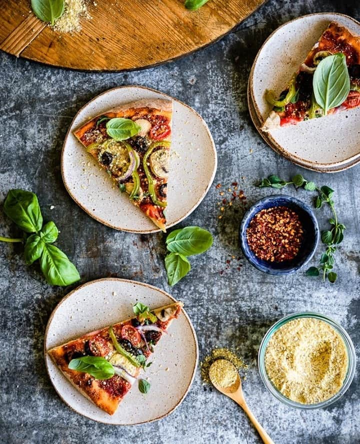 Simple Green Smoothiesさんのインスタグラム写真 - (Simple Green SmoothiesInstagram)「#veganpizza, YES PLEASE!! 🍃🍅⁠ ⁠ https://simplegreensmoothies.com/recipes/classic-vegan-pizza-recipe」9月10日 1時02分 - simplegreensmoothies