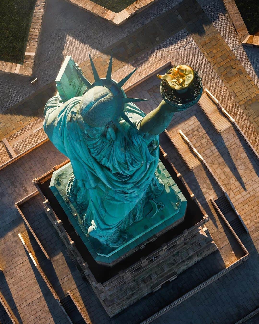 エミレーツ航空さんのインスタグラム写真 - (エミレーツ航空Instagram)「The views from here couldn’t be any NYCer.  📍New York 🇺🇸 United States of America 🎾 Home of the @usopen  ✈️ Fly better to New York with daily flights from @DXB  🌍 #FlyEmiratesFlyBetter #SeeTheWorld #ViewFromAbove  📸 @beholdingeye 📸 @al3x.nyc」9月10日 1時01分 - emirates