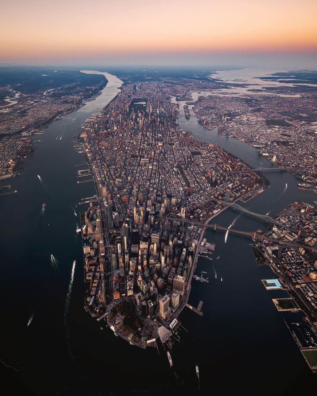 エミレーツ航空さんのインスタグラム写真 - (エミレーツ航空Instagram)「The views from here couldn’t be any NYCer.  📍New York 🇺🇸 United States of America 🎾 Home of the @usopen  ✈️ Fly better to New York with daily flights from @DXB  🌍 #FlyEmiratesFlyBetter #SeeTheWorld #ViewFromAbove  📸 @beholdingeye 📸 @al3x.nyc」9月10日 1時01分 - emirates