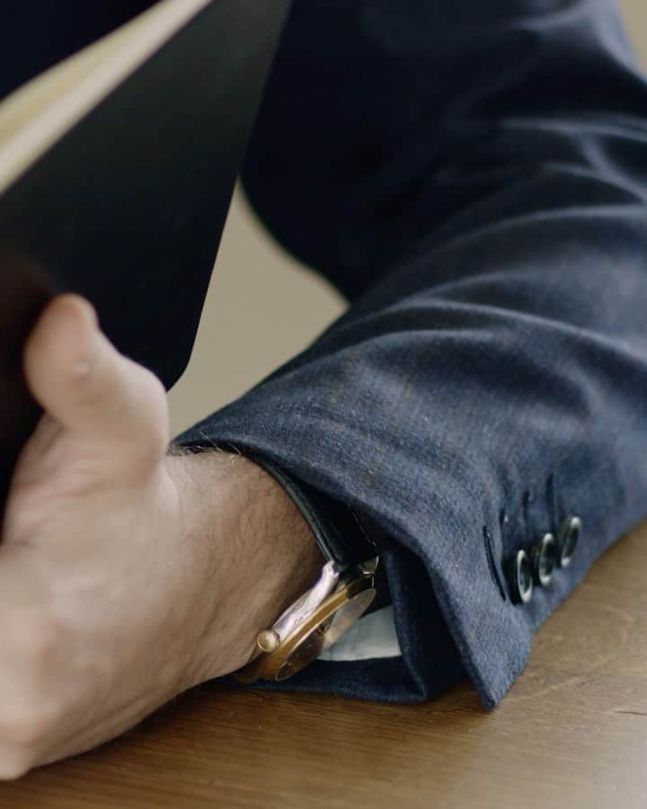 カナーリのインスタグラム：「“The Perfect Chord” starring Italian songwriter @giov_caccamo is the third episode of a journey celebrating the parallelism between the uniqueness of artistic talent and the sartorial tailoring of the Canali Su Misura service. #MadeToMeasure Season is about to start. #Canali1934 #MadeInItaly #staytuned」