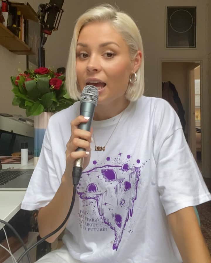 ニーナ・ネスビットのインスタグラム：「it’s a good day to... 🤷🏼‍♀️ lol」