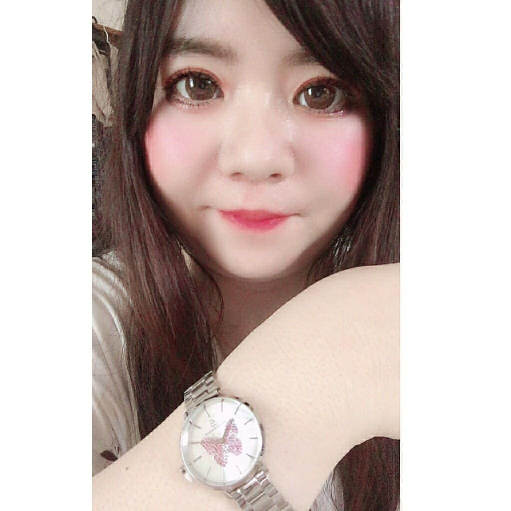 hoshizaki eriさんのインスタグラム写真 - (hoshizaki eriInstagram)「. . 大人可愛い @4bwatches_japan の おしゃれな腕時計⌚ . 文字盤の真ん中の蝶が キラキラ✨していて すごく可愛いんです💓😆 . 【eriiiib】のクーポンで 一年間10％OFFになるので 是非お揃いにしましょー✨🐰💕 . . @4bwatches_japan #4bwatches #腕時計 #時計 #BLACKBYBLUEBRAVE #手元倶楽部 #手元おしゃれ #手元コーデ #watches #大人ウォッチ #pleaselikeit #likebackalways #followme #present #followback #相互フォロー #大人コーデ #ootd #스타일 #패션스타그램 #맞팔 #팔로미 #PR」9月9日 19時35分 - eriiinyan17