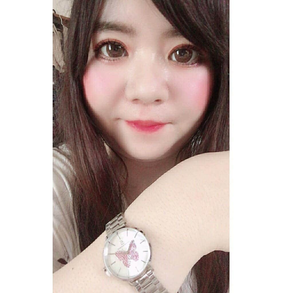 hoshizaki eriのインスタグラム：「. . 大人可愛い @4bwatches_japan の おしゃれな腕時計⌚ . 文字盤の真ん中の蝶が キラキラ✨していて すごく可愛いんです💓😆 . 【eriiiib】のクーポンで 一年間10％OFFになるので 是非お揃いにしましょー✨🐰💕 . . @4bwatches_japan #4bwatches #腕時計 #時計 #BLACKBYBLUEBRAVE #手元倶楽部 #手元おしゃれ #手元コーデ #watches #大人ウォッチ #pleaselikeit #likebackalways #followme #present #followback #相互フォロー #大人コーデ #ootd #스타일 #패션스타그램 #맞팔 #팔로미 #PR」