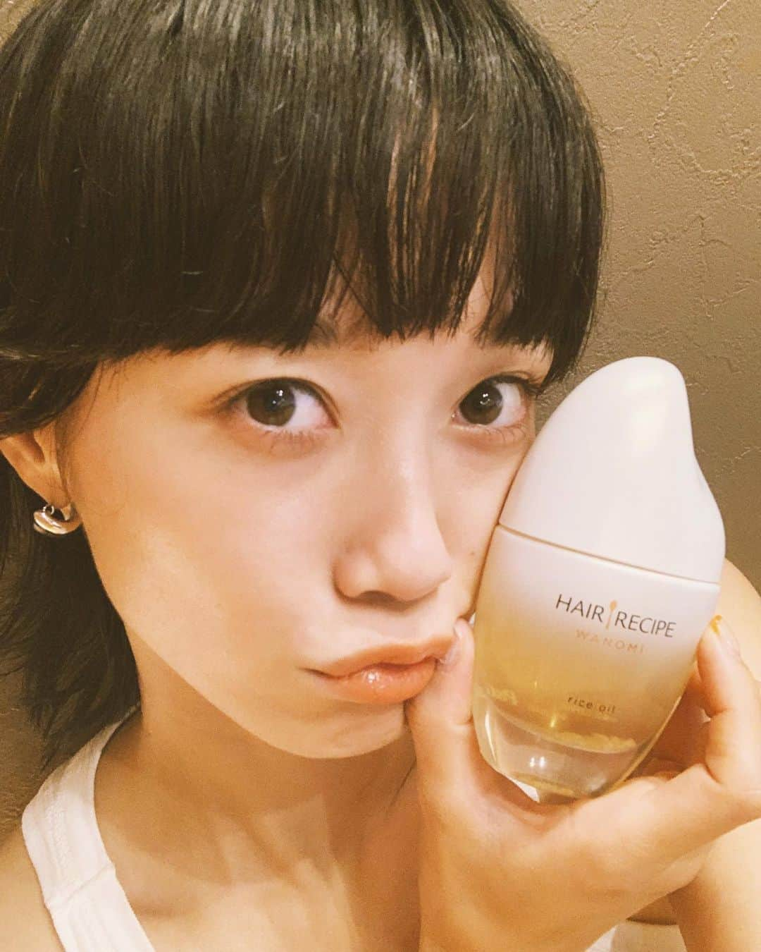 宮城舞さんのインスタグラム写真 - (宮城舞Instagram)「最近ヘアケア色々試してて、 とっても良いオイルを紹介します 🙌 この容器はなにに見える？  そう！お米 🌾(一人芝居w)  容器の通り #お米のヘアオイル なの！ お米のエキス、ライスオイルって 実は髪にもスーパーフードって事が わかったらしくて UVブロック効果もあるのね！  お米って言っても みんなが普段食べてるお米を オイルにしてるわけではなくて、 精米を作る時に必要ではない部分を 使ってるから環境にもとってもいいの！！  私は多毛だから いつもオイルをベタ塗りするんだけど、 たまにつけ過ぎて オイリーになり過ぎてしまう時が あるんだけど このライスオイルは 表面だけのケアじゃなくて しっかり浸透してる感じが 塗ってみてすぐわかるの！！  いつも、ミストやらミルクやら つけてるけど 髪状態によって トリートメントも スタイリングもこれ一本で 済むときも増えました！！  温泉とか行く時は これ一本持っていけば安心☺️  日本人は食も米が最高だけど ケアも米が合ってるって事が わかりました 🌾  #ヘアレシピ #ヘアレシピ和の実 #お米のヘアオイル #PartnershipwithWanomi」9月9日 19時36分 - mai_miyagi