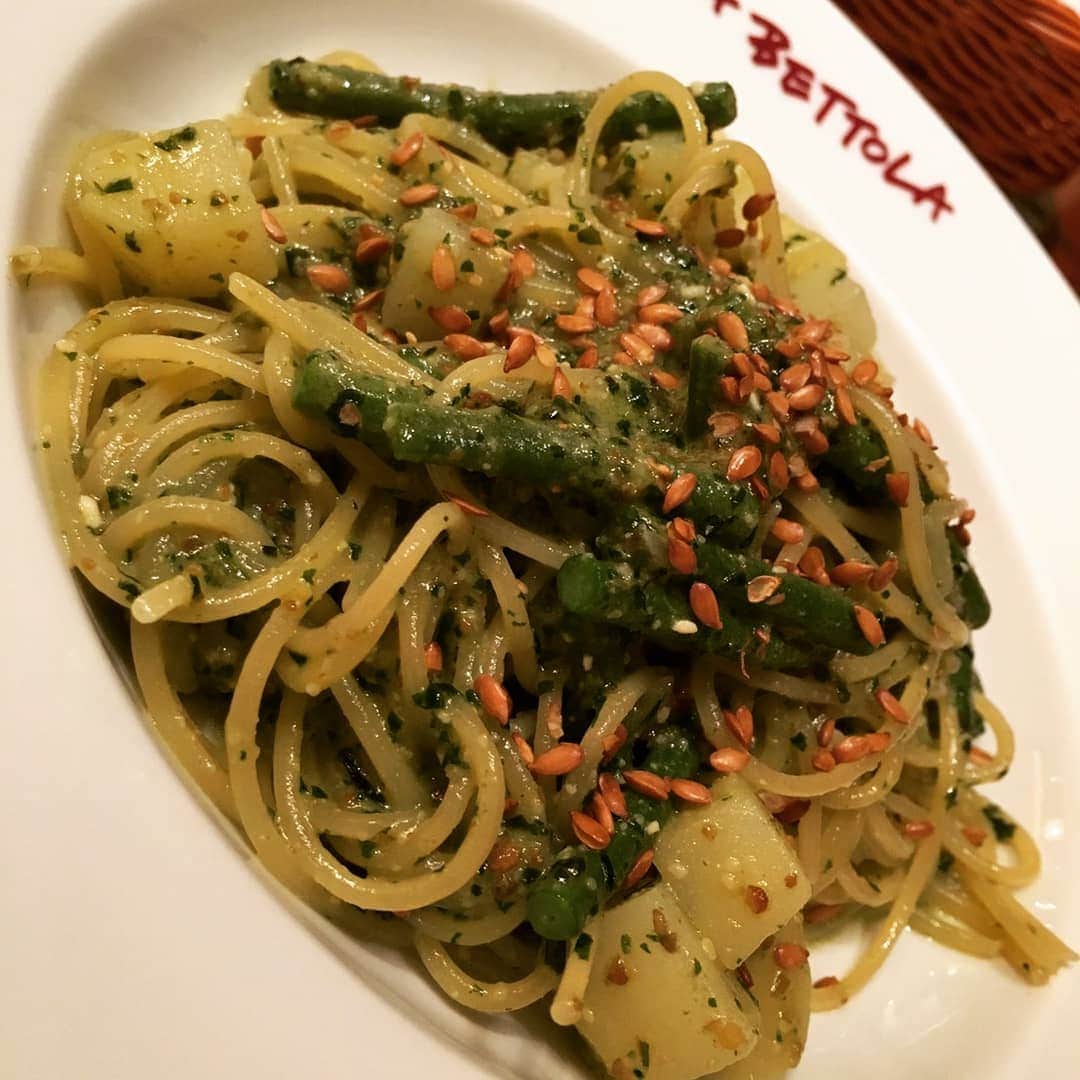のインスタグラム：「ローストアマニ入り ジェノバ風バジルペーストのスパゲッティ✨ そして前菜盛り合わせ❤️(*๓´˘`๓).*♡ 昨日のランチ♪ 数量限定の文字に惹かれて頼みました❗️ こちらのパスタは何頼んでもやっぱり美味しい～✨(*´﹃｀*) 前菜盛り合わせも美味しい料理がちょっとずついろいろ頂けるので嬉しい💞 久々に訪れました🖤 それからサービス？でマカロニも頂けました❗️ 今度グラタンでも作ろうかな(о´∀`о)  LA BETTOLA da Ochiaiにて♪ #パスタ#スパゲッティ#ジェノベーゼ#前菜#イタリアン#レストラン#池袋」