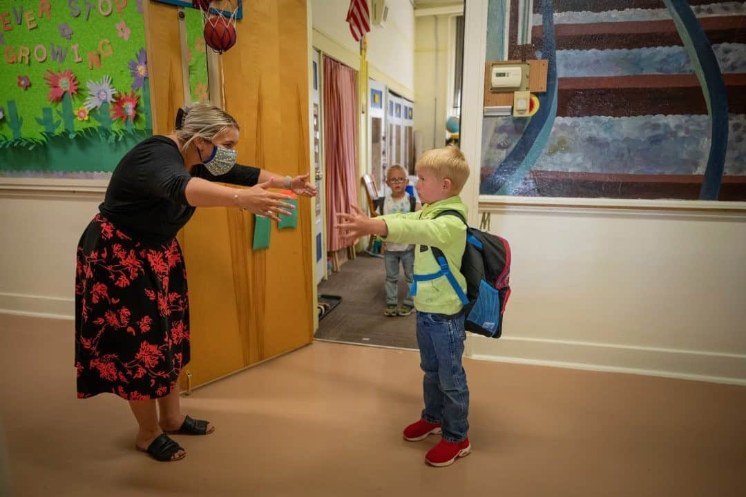 ナショナルジオグラフィックさんのインスタグラム写真 - (ナショナルジオグラフィックInstagram)「Photo by @amivitale  A student gives his teacher an air hug at Willow Creek School in Willow Creek, Montana, in May. With 16 days left in their school year, Willow Creek became one of the first schools to physically reopen in the country. Willow Creek is a small, rural community and had no known cases of COVID-19, so officials felt it was safe to proceed. Numerous safety protocols, temperature checks, social distancing measures, and masks on faculty and staff were in place. No cases were reported as result of the opening. After summer break, school resumed again last week. Follow @amivitale for more stories about our interconnected world. @thephotosociety #schools #coronavirus #students #covid19 #teachers」9月9日 19時39分 - natgeo