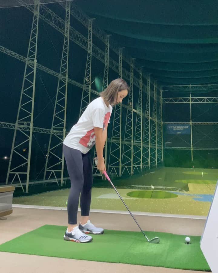 のインスタグラム：「平日練⛳️ @tss_sing_himonya  アイアンの球筋変わったね！って 言ってもらって嬉しかった😌 ※ドライバーは絶不調😂  コードカオスの新色👟 この色すごく合わせやすい。 やっぱり軽くて履きやすくて最高🥺  #ゴルフ女子 #ゴルフ男子 #ゴルフコーデ #スポーツ女子  #ゴルフウェア #スポーツ #golf #골프 #골프스타그램 #골프장 #라운드 #골프스윙 #골프사랑 #골프레슨 #아이언샷 #스크린골프  #トレーニング #トレーニング女子 #筋トレ #筋トレ女子 #golfstagram #golfswing #girlsgolf #コードカオスVSツアー360 #コードカオス #ツアー360 #アディダスゴルフ #giftedbyadidas @adidasgolf @adidastokyo」