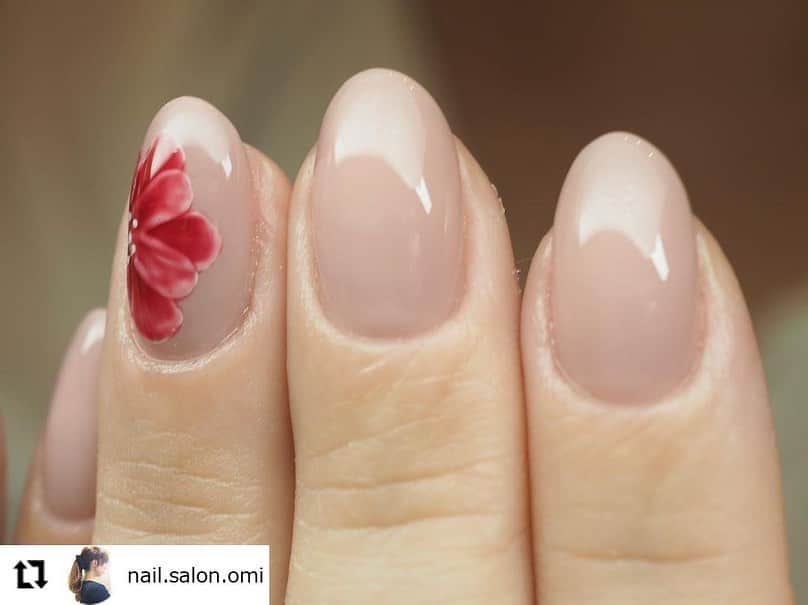 エリコネイルさんのインスタグラム写真 - (エリコネイルInstagram)「. リポスト失礼します🙏 . Fselection（ @nailfumi ）#f610ヘレン  肌馴染みカラーに赤のお花が映えるデザイン💐 . @nail.salon.omi さま いつもありがとうございます❤️ . . #repost @nail.salon.omi ・・・ もっとすらっと綺麗に見せたい、女性らしい指先になりたいと思っている方も多いのではないでしょうか。  今は手洗いやアルコール消毒をすること、とっても多いですよね。  乾燥した指先をしっかりケアして、ナチュラルな色を塗るだけでこんなに綺麗な指先になれるんですよ。  潤った艶のある仕上がりの指先にしてみませんか？ . . . @morecouture_jp  F610 . . . @trinity_care_  . . . □ご予約・お問い合わせはトップページのブログからお願いいたします。 @nail.salon.omi . . ・新潟市西区 ・LINE→@der5125h ✉nailsalon.omi@gmail.com . . □ご新規のお客様の初回特典などトップページのブログからご覧いただけます。 @nail.salon.omi . . #新潟市西区 #新潟市西区ネイル #新潟市西区ネイルサロン #ジェルネイル #シンプルネイル #オフィスネイル #ワンカラーネイル #ヌーディーネイル #ベージュネイル #新潟市ネイル #新潟ネイル #新潟市西区小新 #甘皮ケア #ケア重視 #ピンクベージュネイル #新潟ネイル #新潟市ネイルサロン #上品ネイル #ビジューネイル #新潟プライベートサロン #新潟市プライベートネイルサロン」9月9日 19時40分 - morecouture_jp