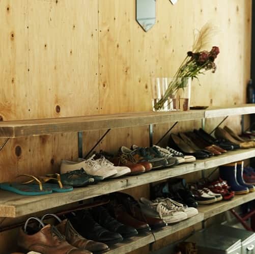 toolbox(ツールボックス)さんのインスタグラム写真 - (toolbox(ツールボックス)Instagram)「合板のままの壁に、古材と鉄の棚受けでつくられた靴棚。 家族が多い家は特にだと思いますが、靴ってどんどん増えるもの。 こんなつくりの棚だったら、後からもう一段増やすことも簡単で、靴の置き場に困ることもなくなりそう。 お気に入りの靴を飾る楽しみもできますね。 ・ #toolbox #r_toolbox #家づくり #インテリア #interior #ツールボックス #リノベーション #renovation #玄関 #棚 #収納 #リノベ #靴棚 #シューズラック #足場板 #棚受け金物」9月9日 19時50分 - r_toolbox