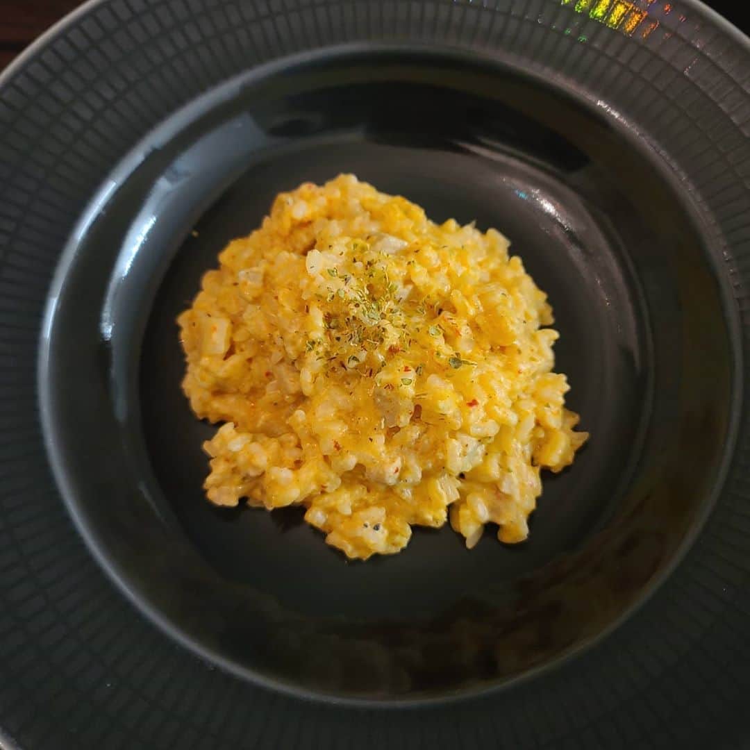 サニー のインスタグラム：「맨날 냥이들 아니면 셀카길래.. 간만에 요리 사진ㅎㅎ 김치크림리조또!! 쌀을 충분히 불렸으면 좋은데.. 배고파서 쫌만 불리고 했더니 많이 쫄았넹ㅋㅋㅋㅋ 리필해 먹더라도 첨 한그릇은 양심상 쫌만 푸기.....😳」