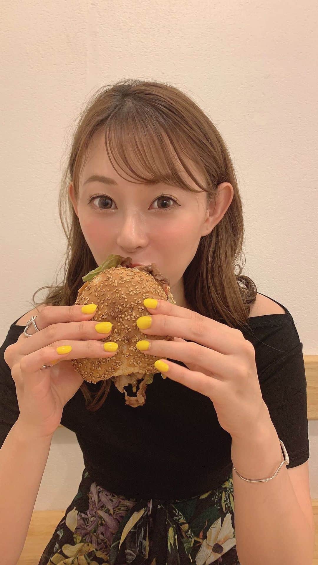のインスタグラム：「てりやき？すきやき？バーガー食べましたの巻🍔  #ハンバーガー #🍔 #てりやきバーガー #すきやきバーガー #グルメ岡島 #岡島かれん #大阪グルメ #ハンバーガー食べたい #ハンバーガー好きな人と繋がりたい #ハンバーガー好き #ハンバーガー女子 #ハンバーガー巡り」