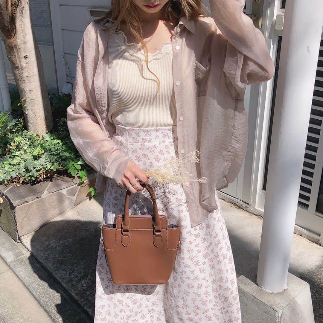 mellowneonさんのインスタグラム写真 - (mellowneonInstagram)「♡ restock ♡ 本日20:00より再販です💛 今の時期から羽織りに大活躍してくれるナチュラルシアーシャツ🧸💌  丈が長すぎないので、 スカートとも相性がよく、 低身長の方にも着やすいです🐩❤︎  前ボタン閉めてトップスとしても 羽織としても使えます🙆🏻‍♀️👏🏻  #mellowneon#メロウネオン#シャツコーデ#シアーシャツ#スカートコーデ#お洒落さんと繋がりたい#秋服コーデ#秋コーデ#秋冬コーデ#プチプラコーデ#プチプラファッション#ワンピースコーデ」9月9日 19時49分 - mellow_neon