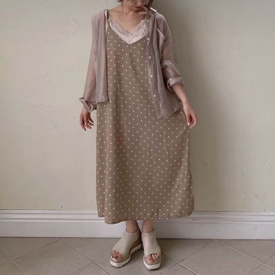 mellowneonさんのインスタグラム写真 - (mellowneonInstagram)「♡ restock ♡ 本日20:00より再販です💛 今の時期から羽織りに大活躍してくれるナチュラルシアーシャツ🧸💌  丈が長すぎないので、 スカートとも相性がよく、 低身長の方にも着やすいです🐩❤︎  前ボタン閉めてトップスとしても 羽織としても使えます🙆🏻‍♀️👏🏻  #mellowneon#メロウネオン#シャツコーデ#シアーシャツ#スカートコーデ#お洒落さんと繋がりたい#秋服コーデ#秋コーデ#秋冬コーデ#プチプラコーデ#プチプラファッション#ワンピースコーデ」9月9日 19時49分 - mellow_neon