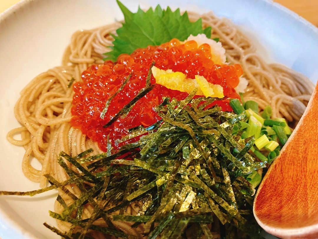 河瀬茉希のインスタグラム：「季節ごとに季節のメニューを出してるおそば屋さん。 季節限定メニューが食べたくて行ける月は行ってる。 最近食べ過ぎだしな……と思ってこんにゃく麺にしてもらった。 ここのこんにゃく麺めちゃくちゃ美味しい。 こんにゃく麺にしたのにサービスで付いてくる炊き込みご飯は食べた。美味しいんだもの……」