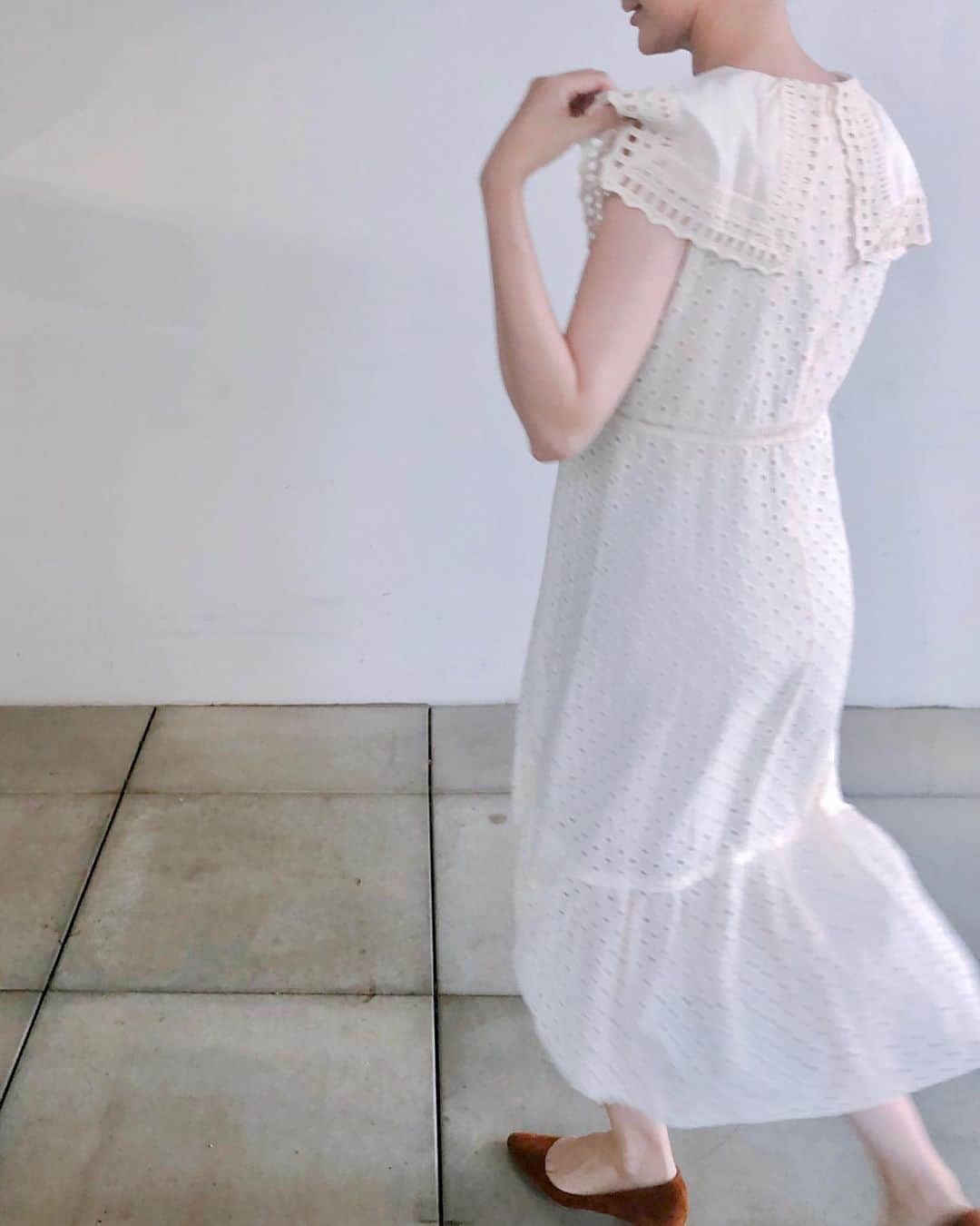 カオルコさんのインスタグラム写真 - (カオルコInstagram)「そろそろ着納めかな。 でも今日も暑かった！  #fashion #dress #white #ヘアスタイル #大人女子 #今日のコーデ #feminine #look #プチプラ #ワンピ」9月9日 19時59分 - ka_ruk_