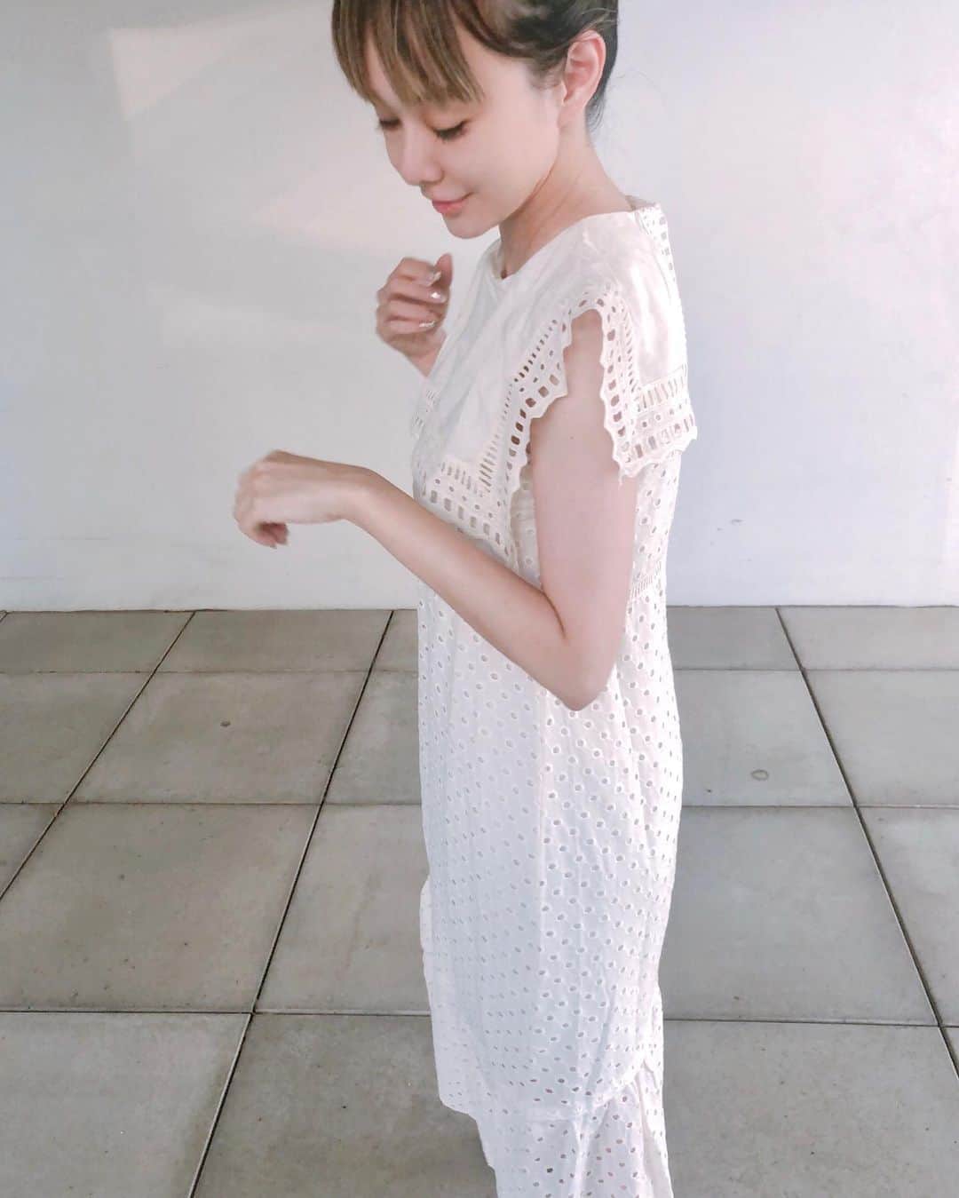 カオルコさんのインスタグラム写真 - (カオルコInstagram)「そろそろ着納めかな。 でも今日も暑かった！  #fashion #dress #white #ヘアスタイル #大人女子 #今日のコーデ #feminine #look #プチプラ #ワンピ」9月9日 19時59分 - ka_ruk_