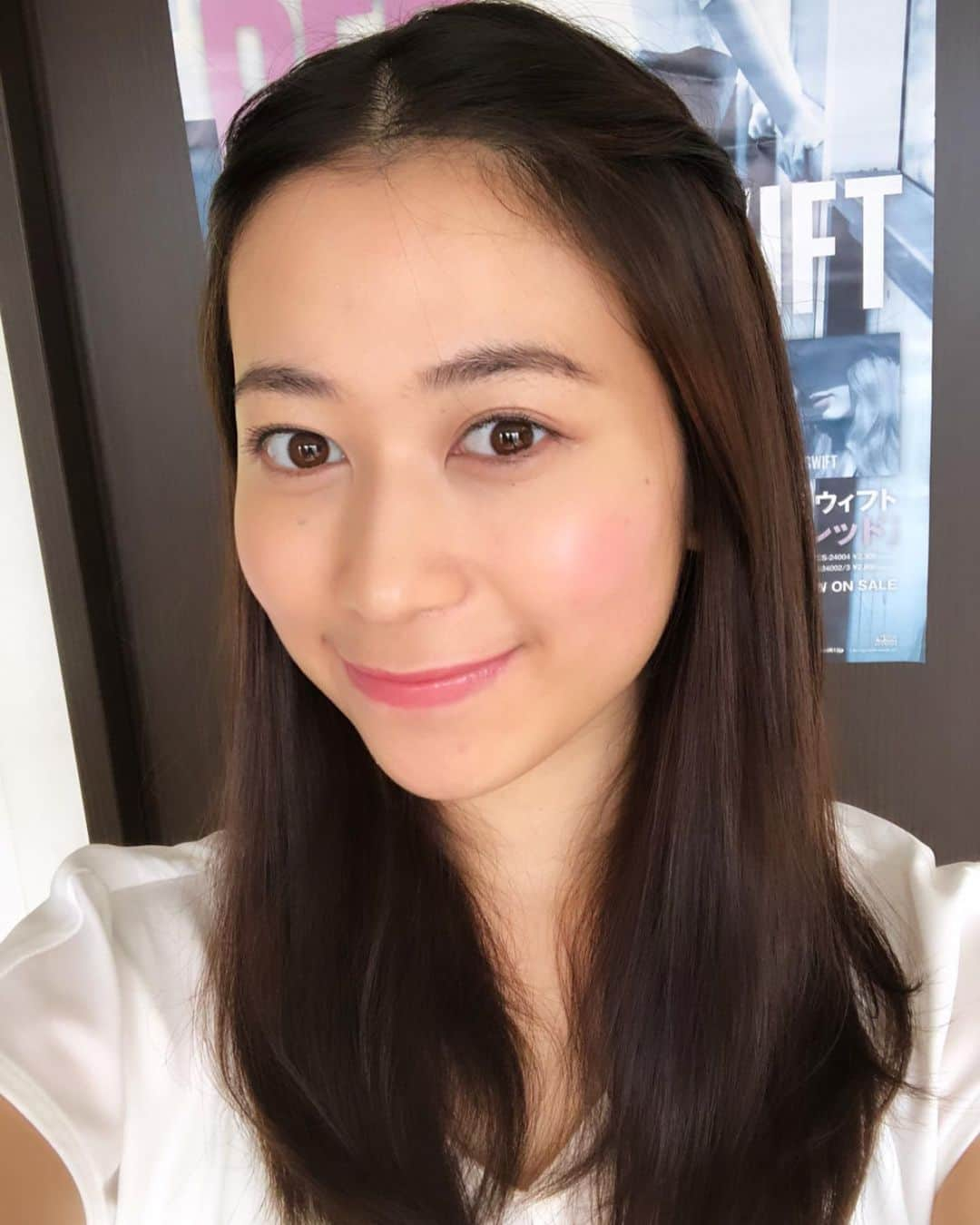 梶愛海さんのインスタグラム写真 - (梶愛海Instagram)「1分でできる簡単ヘアアレンジ🌟  私はすごくめんどくさがりやなんですが😂そんな私でもできる簡単アレンジちょっと載せてみたいと思います✨  1.前の方の毛を少し取って、ねじねじしてアメリカピンで止める 2.アメリカピンを後ろの髪で隠す 3.反対側の毛も同じことをして、完成！😋  ナチュラルなのにきちんとしてる感じもでるのでオーディションでも時々この髪型で受けたりしています😊　  前髪残して同じことをしたり、髪の毛巻いて同じことしても可愛いと思います💗  ＊後ろは昔から大好きなテイラーの色あせたポスターです😂  #instagood #likeforlikes #followme #girl #hairstyle #ヘアアレンジ　#instadaily」9月9日 19時59分 - aimikajioffi